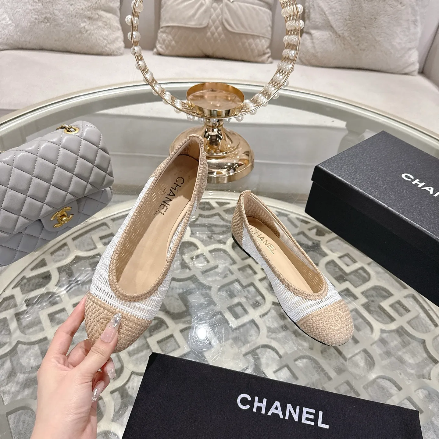 💕💕Factory direct selling price p540💕💕 Chanel 25SS finally releases woven ballet shoes‼ ️ Shoes worthy of their own article, I have to say that they are finally waiting for you! So elegant and chill. Wear it in the summer to enjoy the breeze and walk on the street. Round square toe design. Cute and cute~ The appearance is super online. When you wear it, you will feel like a wealthy daughter. I thought it was good-looking. Only when I put it on my feet do I know how easy it is to wear~ Upper: Exclusive custom-made mesh (comfortable and breathable) Foot pad: Sheepskin Outsole: Genuine leather sole imported from Italy Size: 35-39 (customized at 40.41.42)